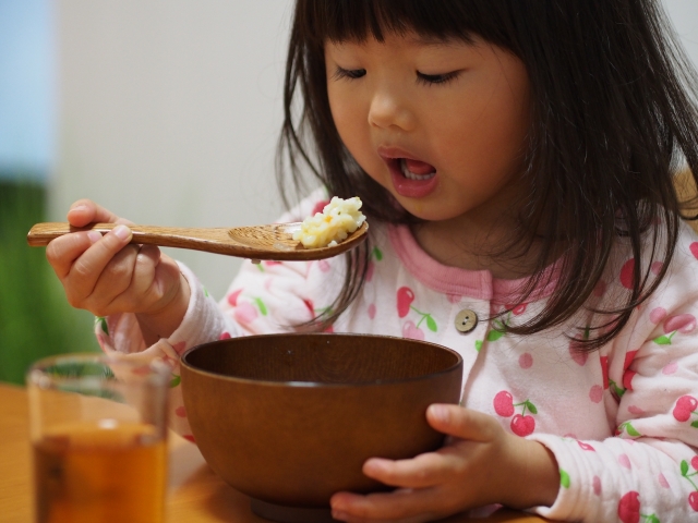 子供の食事の悩み〜ご飯を食べるのが遅い原因と正しい対応