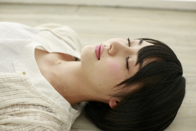 　目をつぶるだけで睡眠と同様に休息効果が得られる理由や方法