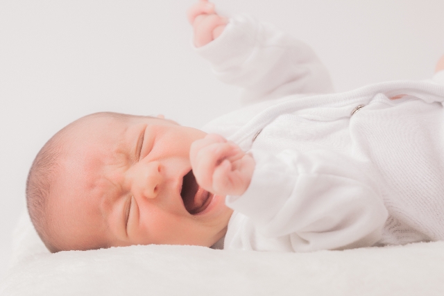 新生児の気になる症状〜お腹が鳴る原因と対処法
